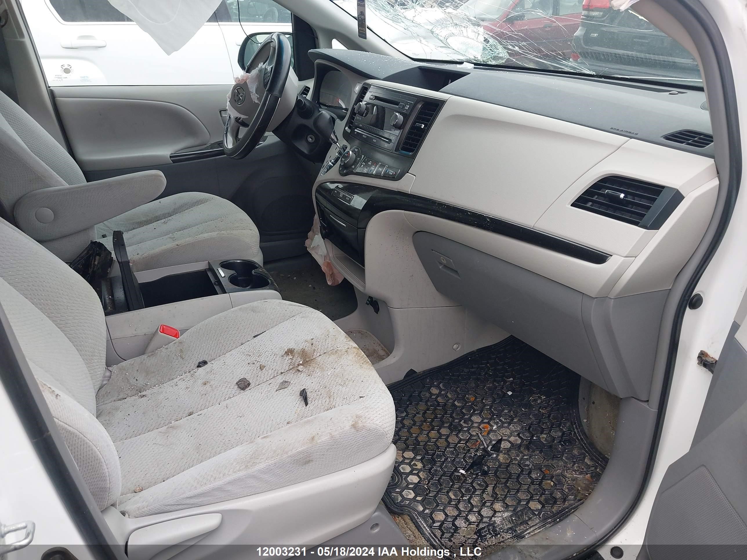 Photo 4 VIN: 5TDKK3DC9DS401980 - TOYOTA SIENNA 