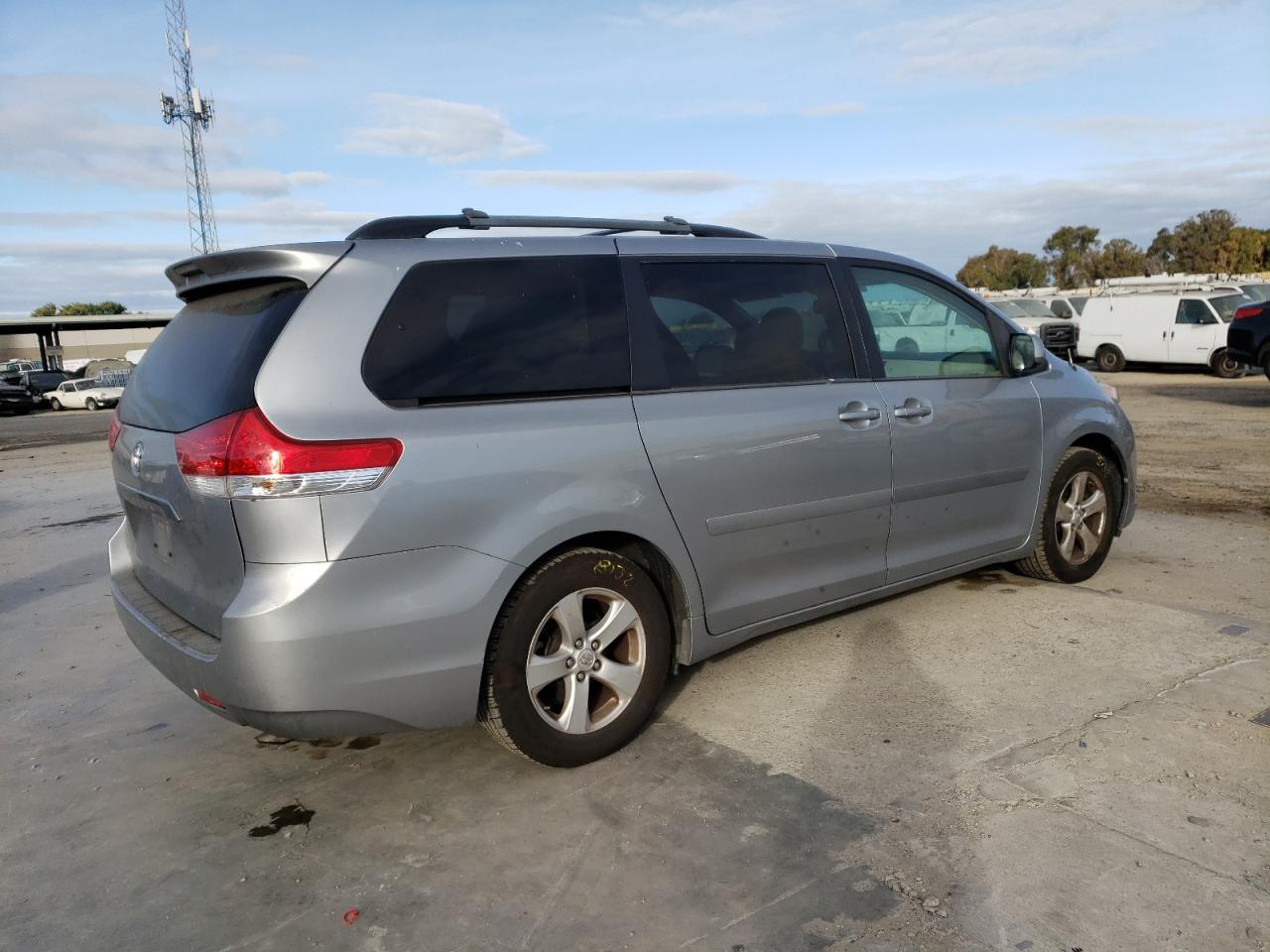 Photo 2 VIN: 5TDKK3DC9DS403065 - TOYOTA SIENNA 