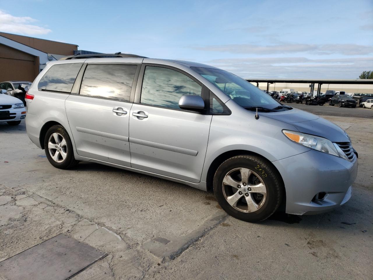 Photo 3 VIN: 5TDKK3DC9DS403065 - TOYOTA SIENNA 