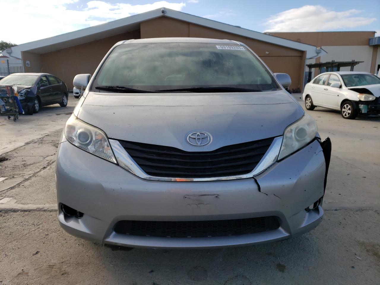 Photo 4 VIN: 5TDKK3DC9DS403065 - TOYOTA SIENNA 