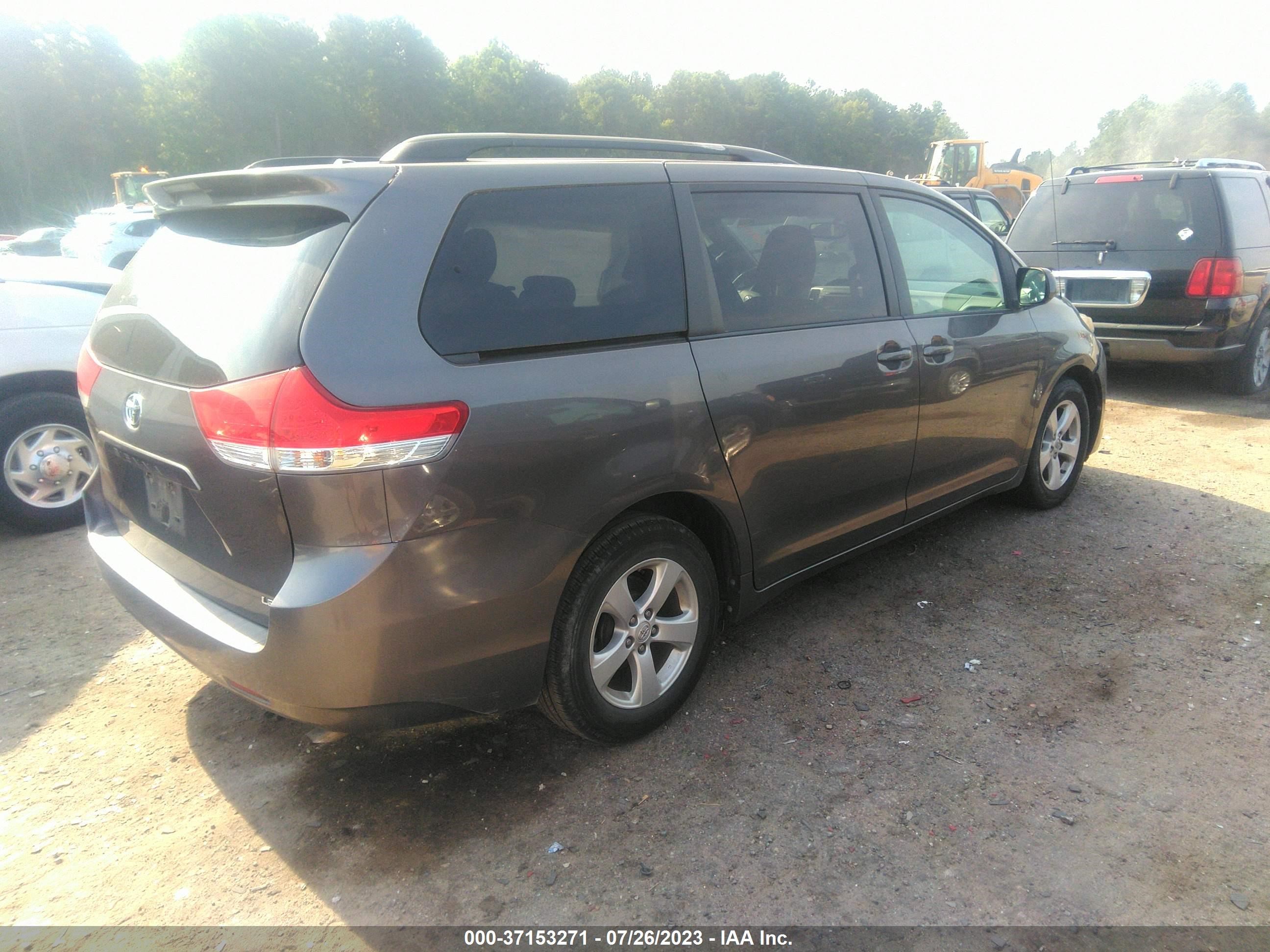 Photo 3 VIN: 5TDKK3DC9ES440943 - TOYOTA SIENNA 