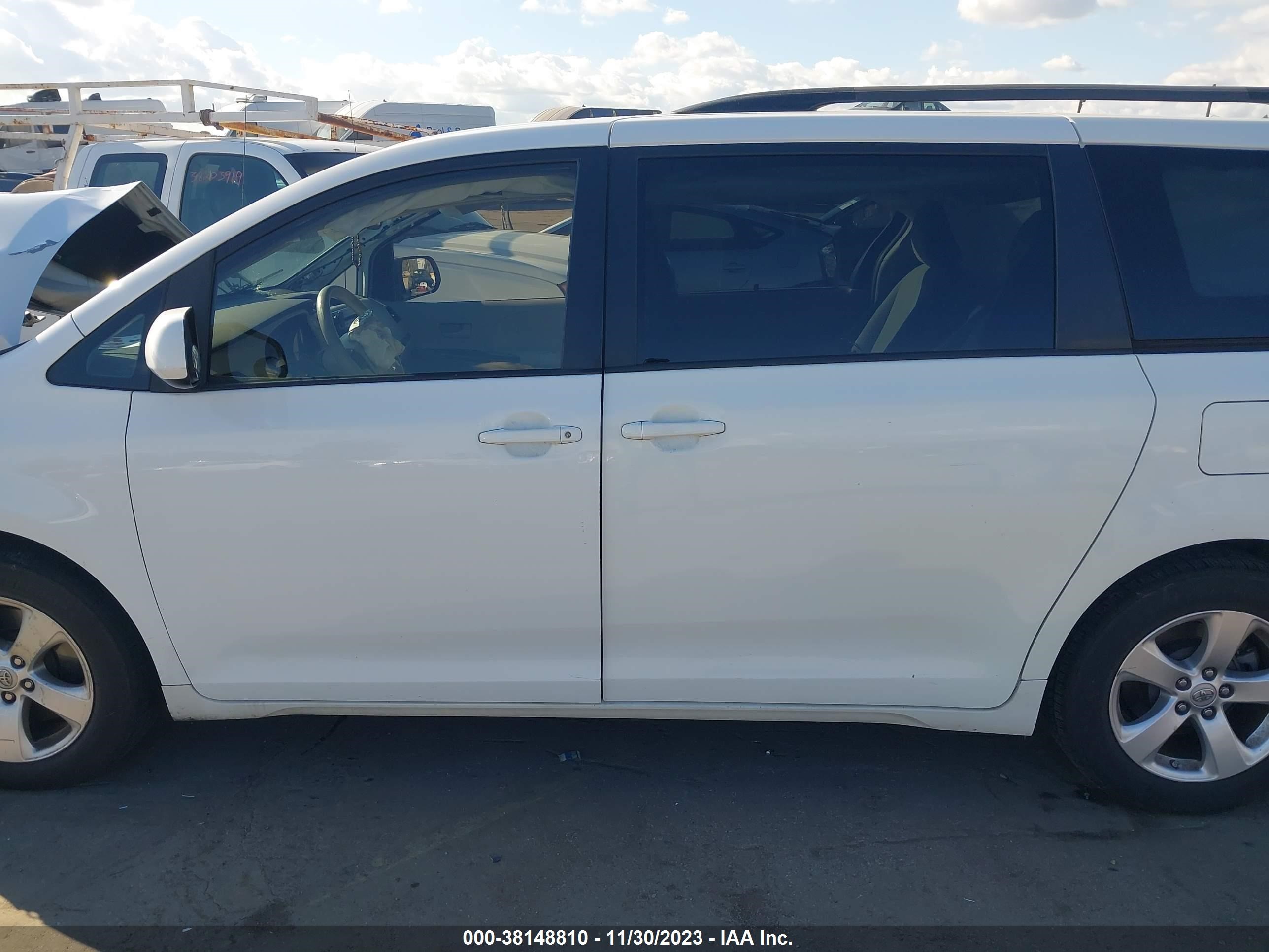 Photo 14 VIN: 5TDKK3DC9ES469763 - TOYOTA SIENNA 