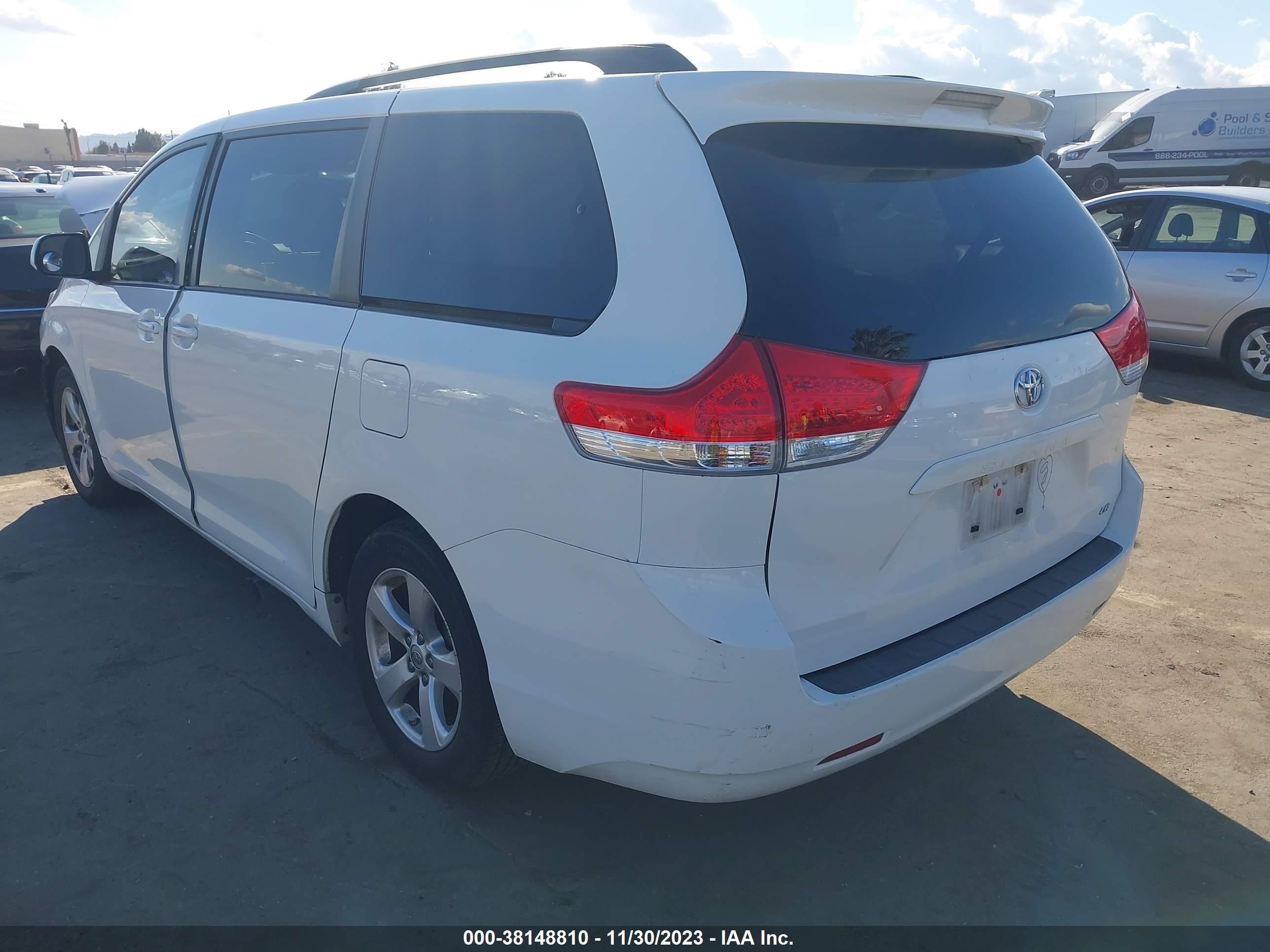 Photo 2 VIN: 5TDKK3DC9ES469763 - TOYOTA SIENNA 