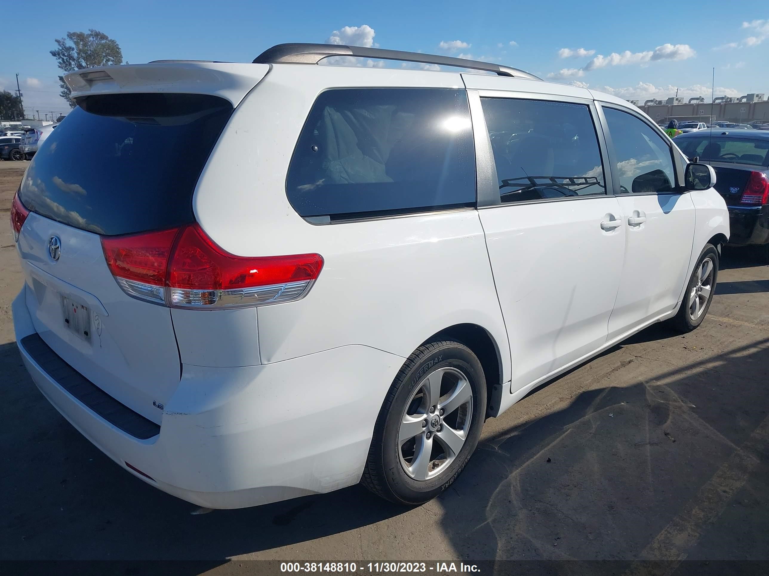 Photo 3 VIN: 5TDKK3DC9ES469763 - TOYOTA SIENNA 