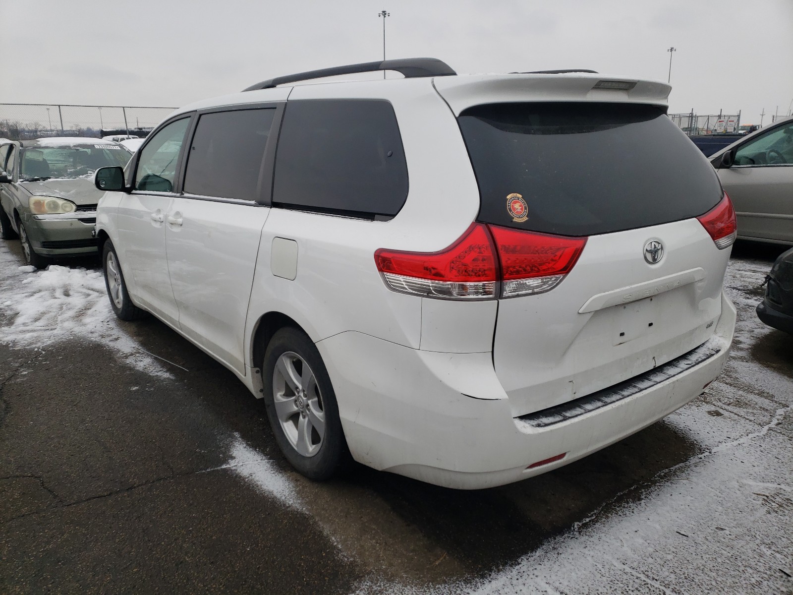 Photo 2 VIN: 5TDKK3DC9ES471139 - TOYOTA SIENNA LE 