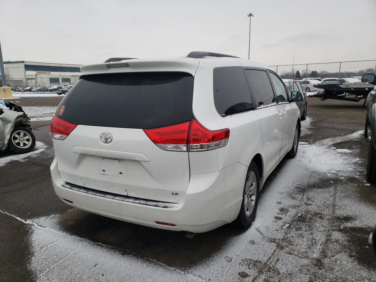 Photo 3 VIN: 5TDKK3DC9ES471139 - TOYOTA SIENNA LE 