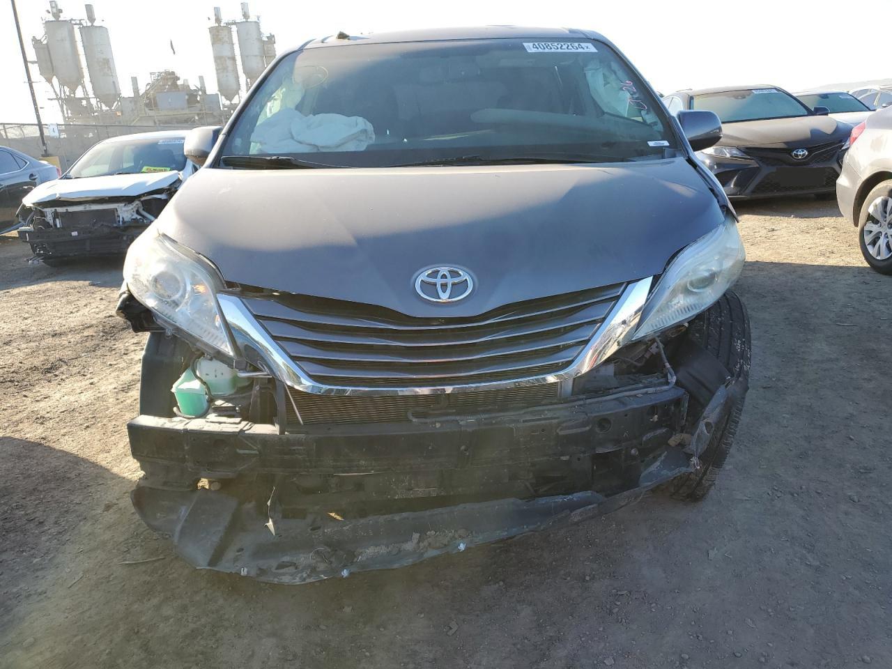 Photo 4 VIN: 5TDKK3DC9FS680138 - TOYOTA SIENNA 