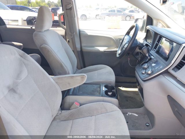 Photo 4 VIN: 5TDKK3DC9GS717674 - TOYOTA SIENNA 