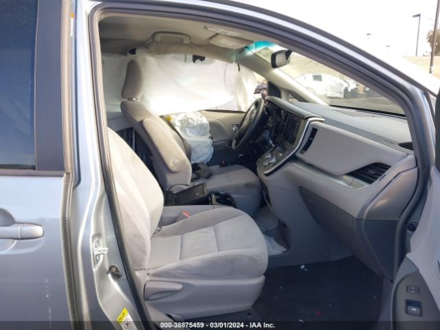 Photo 4 VIN: 5TDKK3DC9GS729503 - TOYOTA SIENNA 