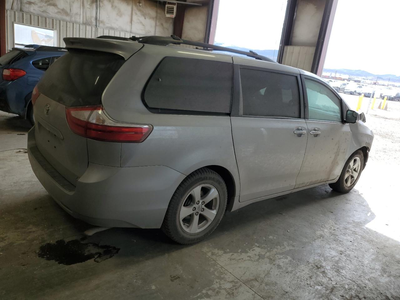 Photo 2 VIN: 5TDKK3DC9GS729730 - TOYOTA SIENNA 