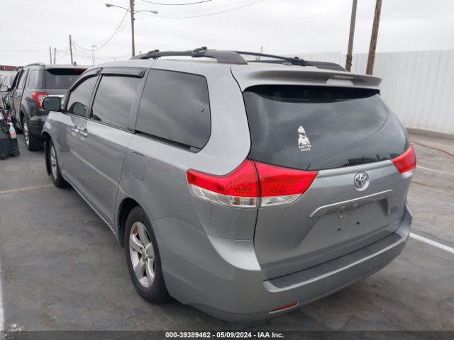 Photo 2 VIN: 5TDKK3DCXBS013525 - TOYOTA SIENNA 