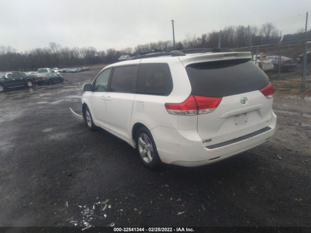 Photo 2 VIN: 5TDKK3DCXBS022953 - TOYOTA SIENNA 