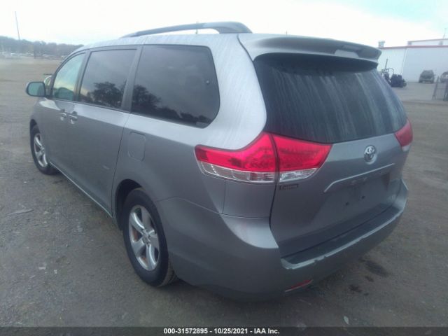 Photo 2 VIN: 5TDKK3DCXBS031717 - TOYOTA SIENNA 