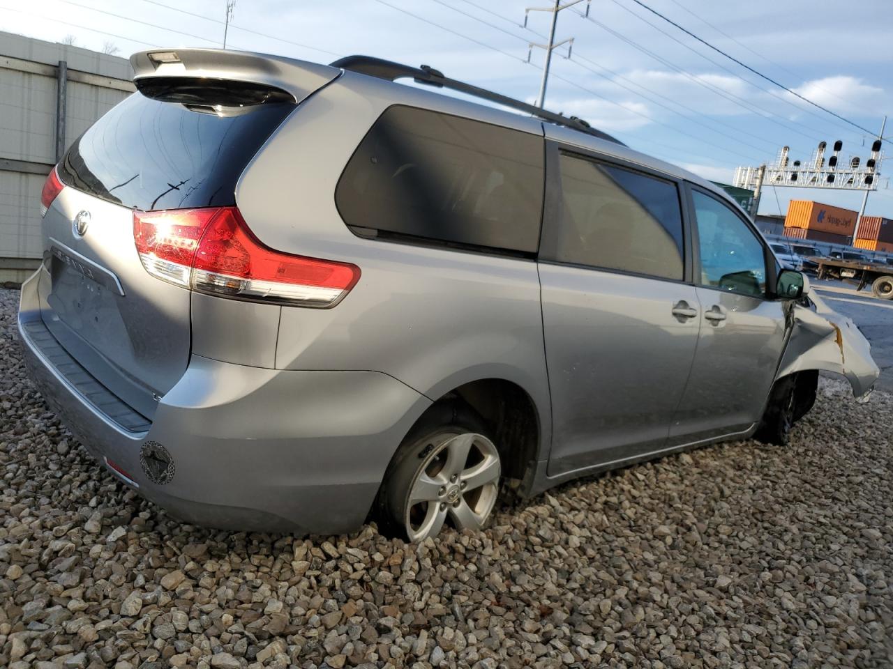 Photo 2 VIN: 5TDKK3DCXBS040840 - TOYOTA SIENNA 