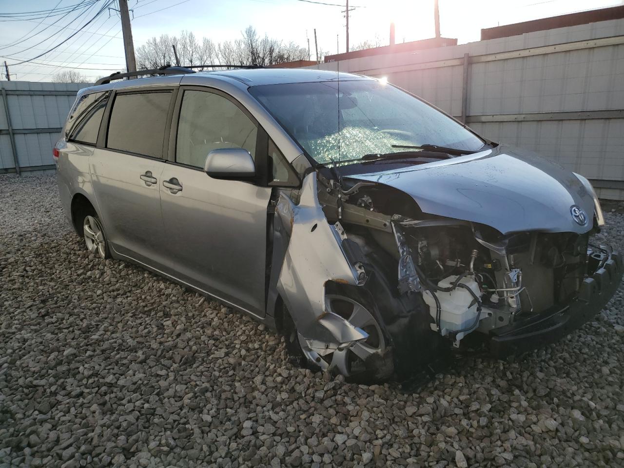 Photo 3 VIN: 5TDKK3DCXBS040840 - TOYOTA SIENNA 