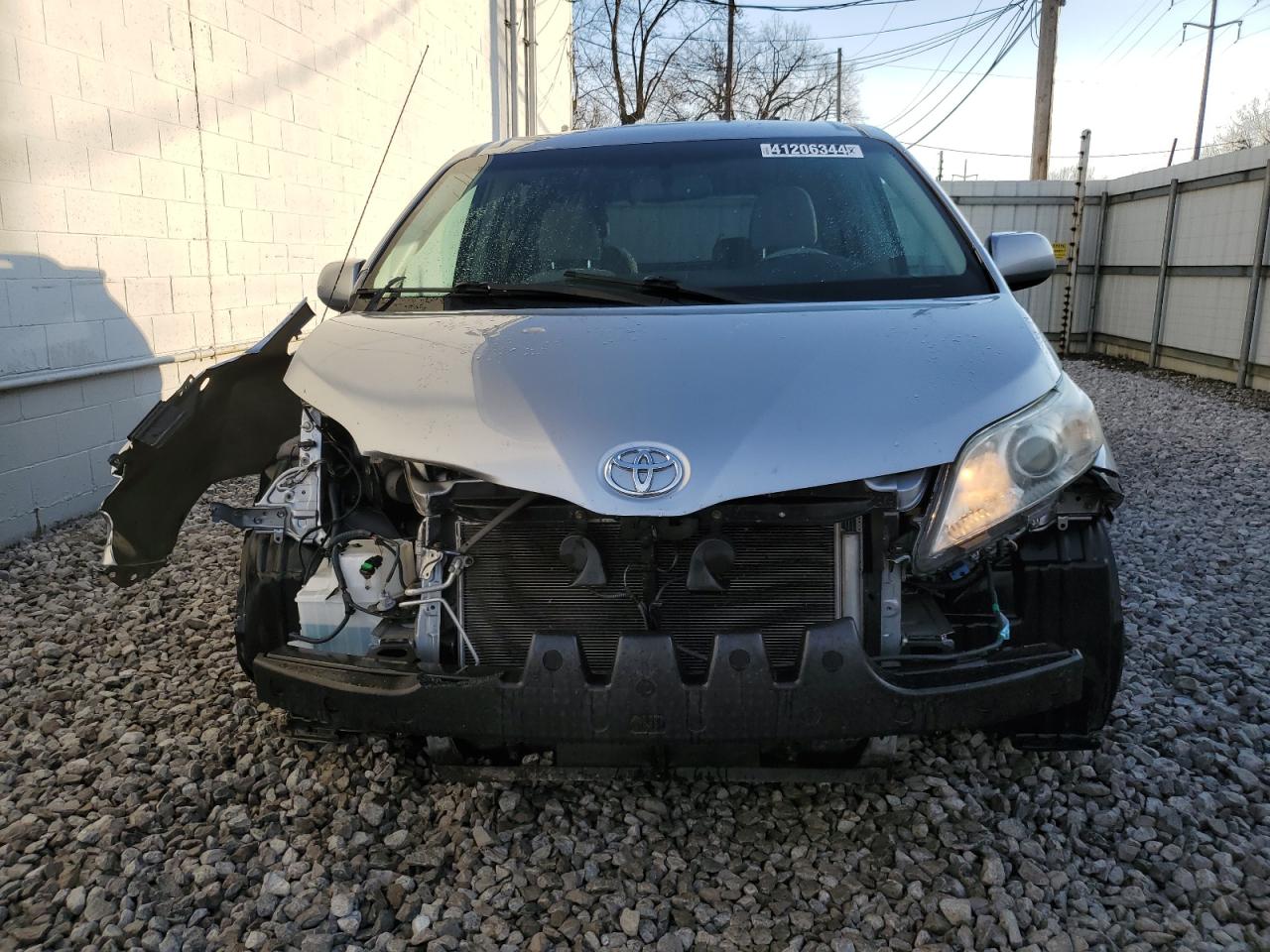 Photo 4 VIN: 5TDKK3DCXBS040840 - TOYOTA SIENNA 