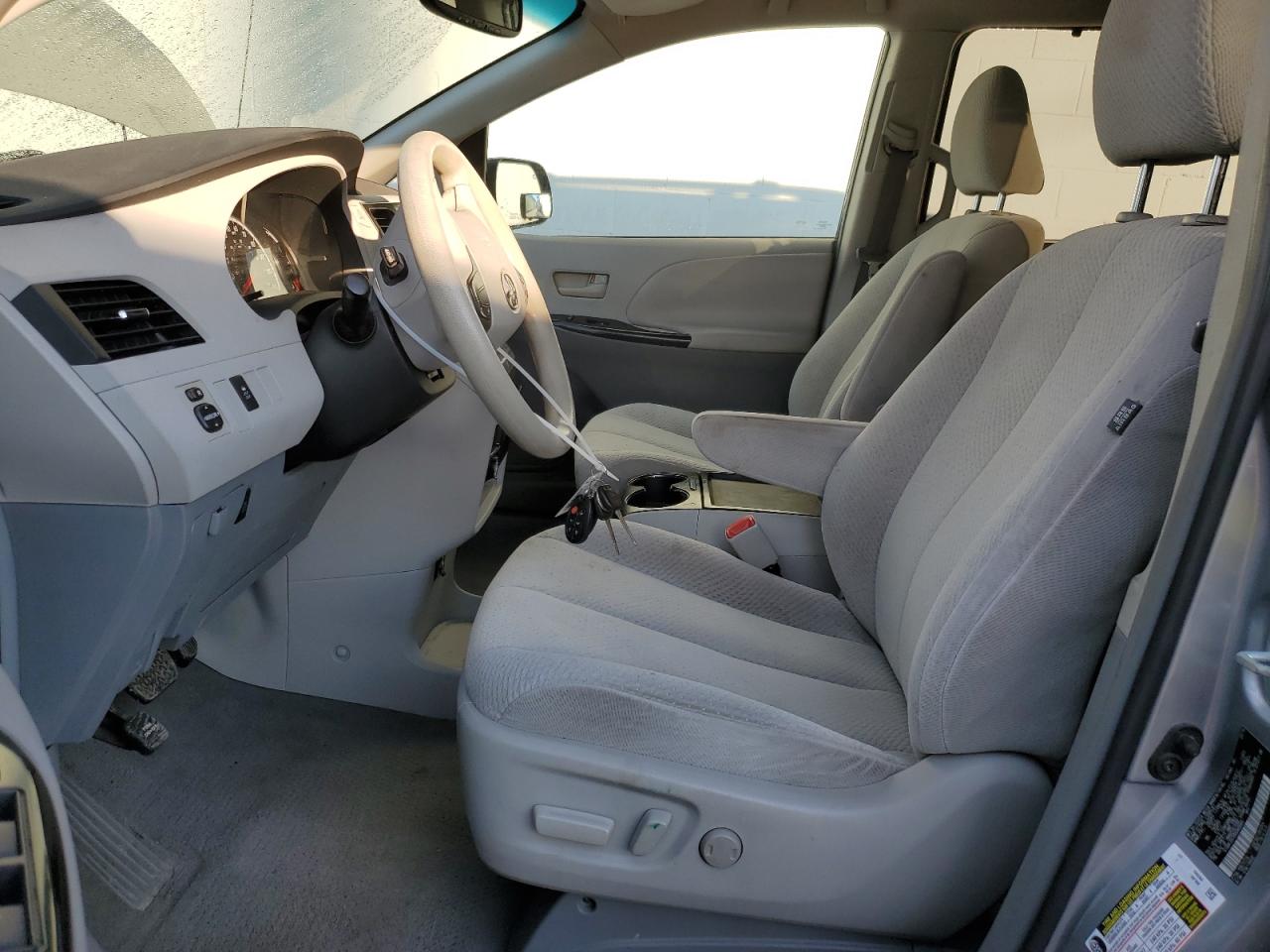 Photo 6 VIN: 5TDKK3DCXBS040840 - TOYOTA SIENNA 