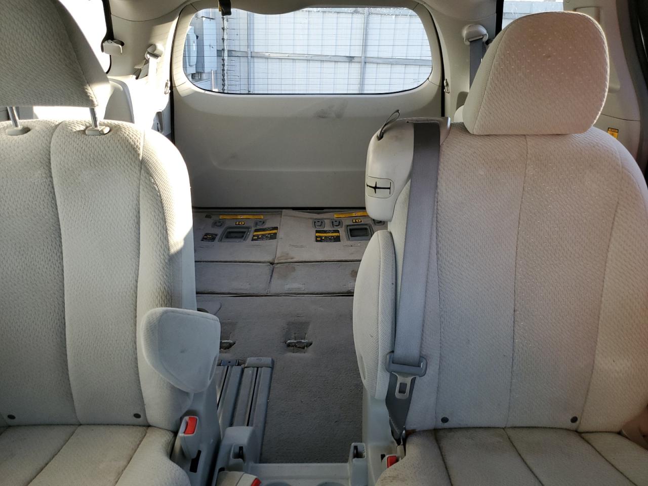 Photo 9 VIN: 5TDKK3DCXBS040840 - TOYOTA SIENNA 