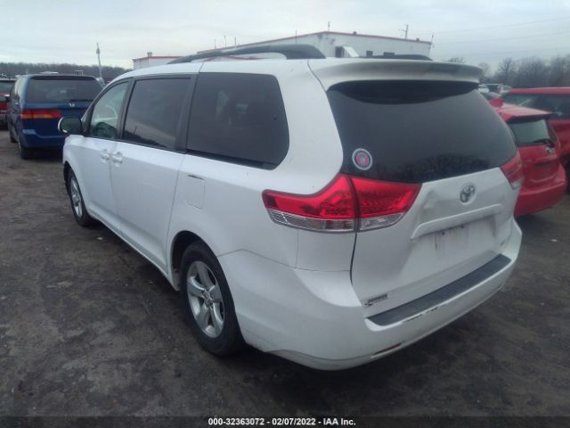 Photo 2 VIN: 5TDKK3DCXBS060800 - TOYOTA SIENNA 