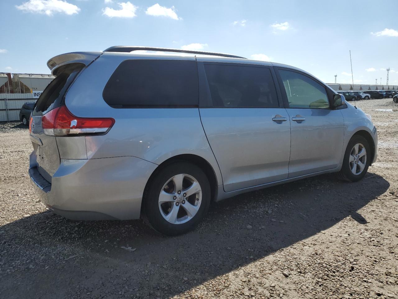 Photo 2 VIN: 5TDKK3DCXBS091688 - TOYOTA SIENNA 