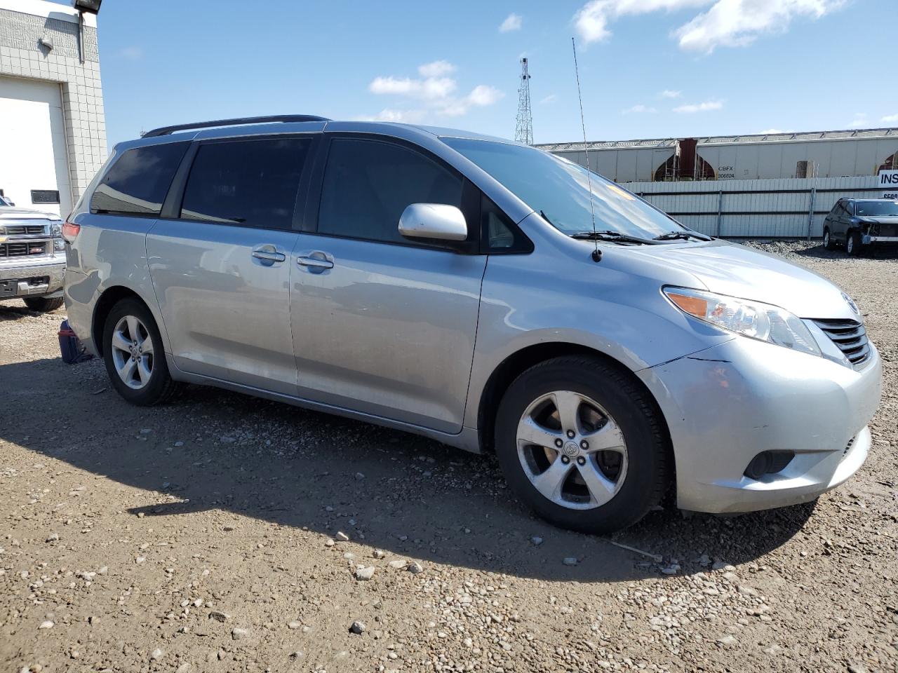 Photo 3 VIN: 5TDKK3DCXBS091688 - TOYOTA SIENNA 