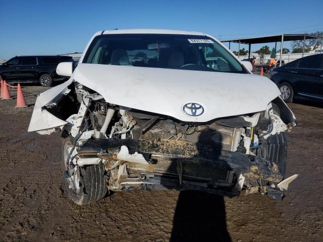 Photo 4 VIN: 5TDKK3DCXBS096650 - TOYOTA SIENNA LE 