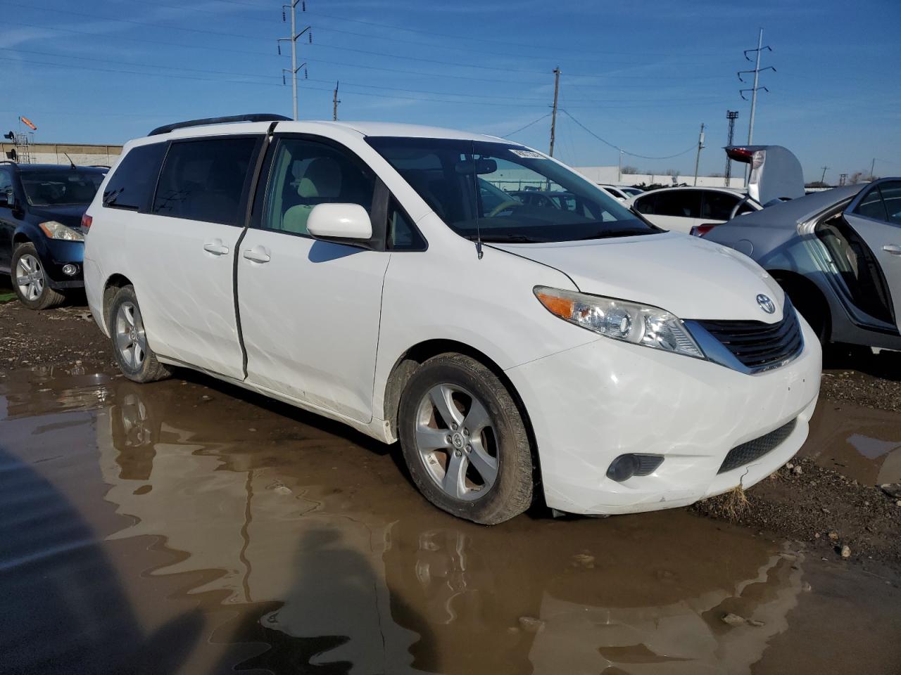 Photo 3 VIN: 5TDKK3DCXBS141957 - TOYOTA SIENNA 