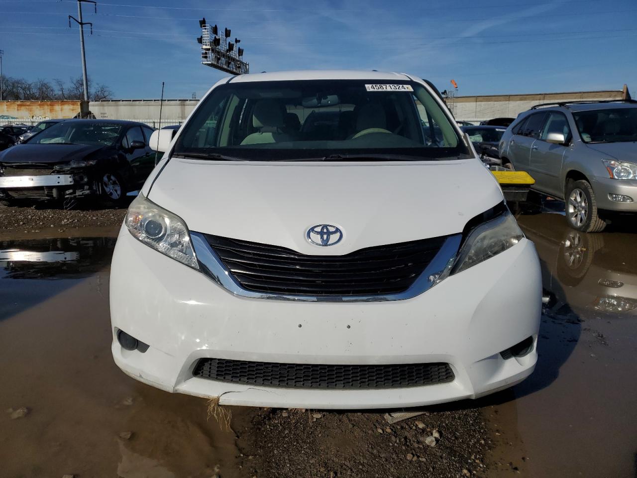 Photo 4 VIN: 5TDKK3DCXBS141957 - TOYOTA SIENNA 