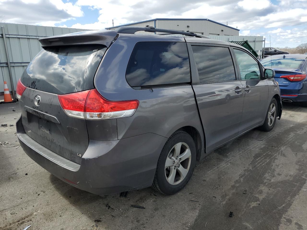 Photo 2 VIN: 5TDKK3DCXBS175073 - TOYOTA SIENNA 