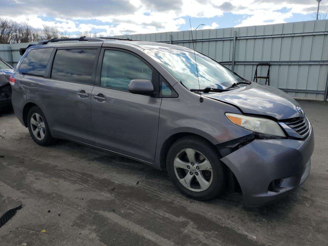 Photo 3 VIN: 5TDKK3DCXBS175073 - TOYOTA SIENNA 