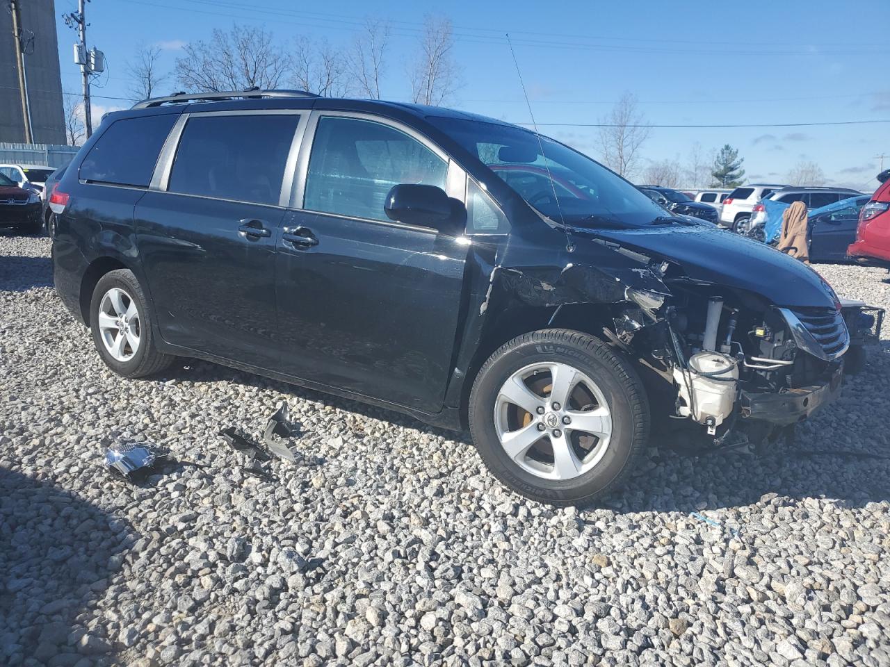 Photo 3 VIN: 5TDKK3DCXCS207117 - TOYOTA SIENNA 