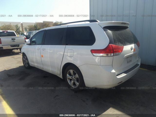 Photo 2 VIN: 5TDKK3DCXCS255989 - TOYOTA SIENNA 