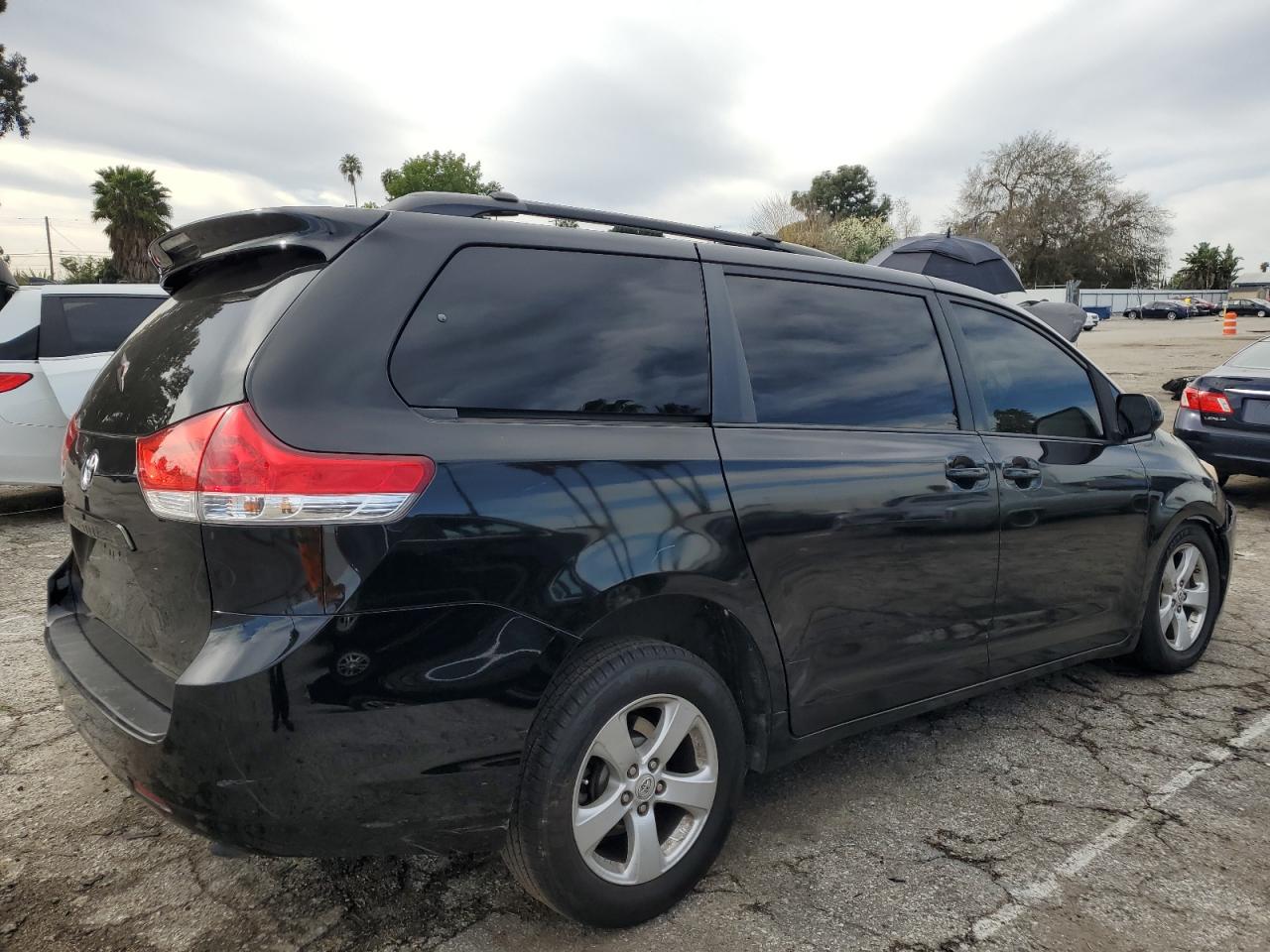 Photo 2 VIN: 5TDKK3DCXCS267706 - TOYOTA SIENNA 