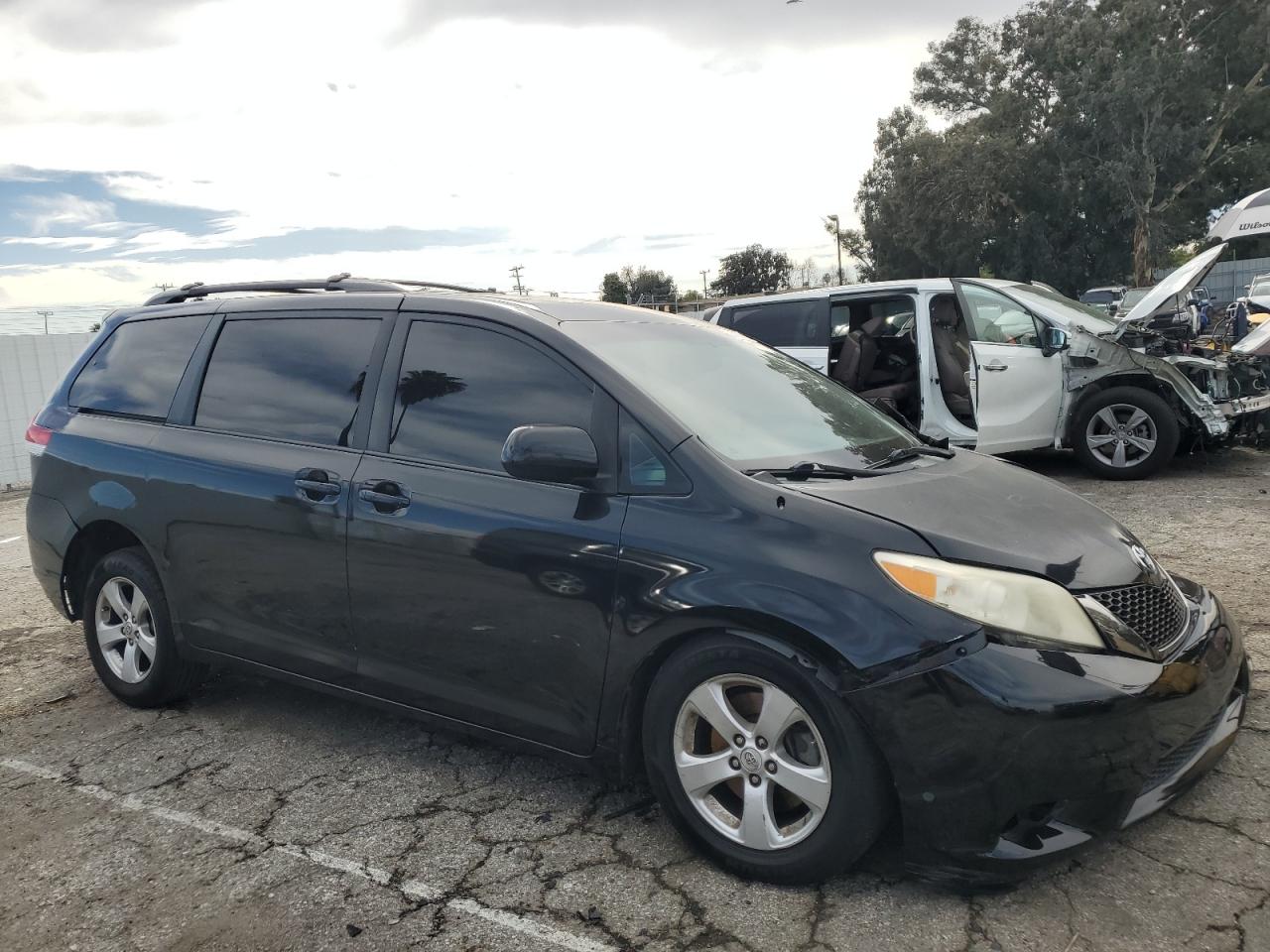 Photo 3 VIN: 5TDKK3DCXCS267706 - TOYOTA SIENNA 