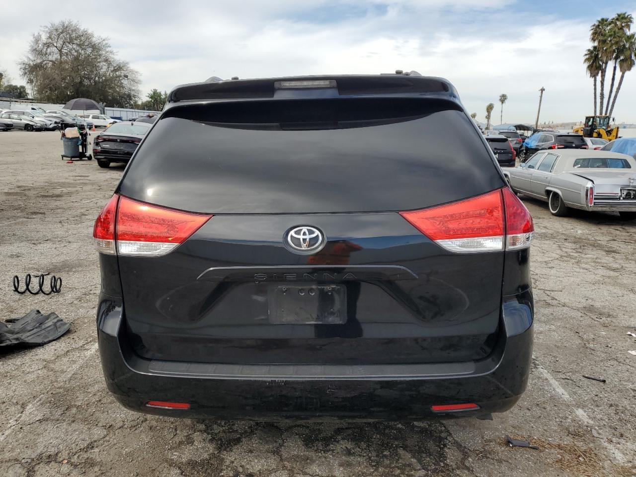 Photo 5 VIN: 5TDKK3DCXCS267706 - TOYOTA SIENNA 