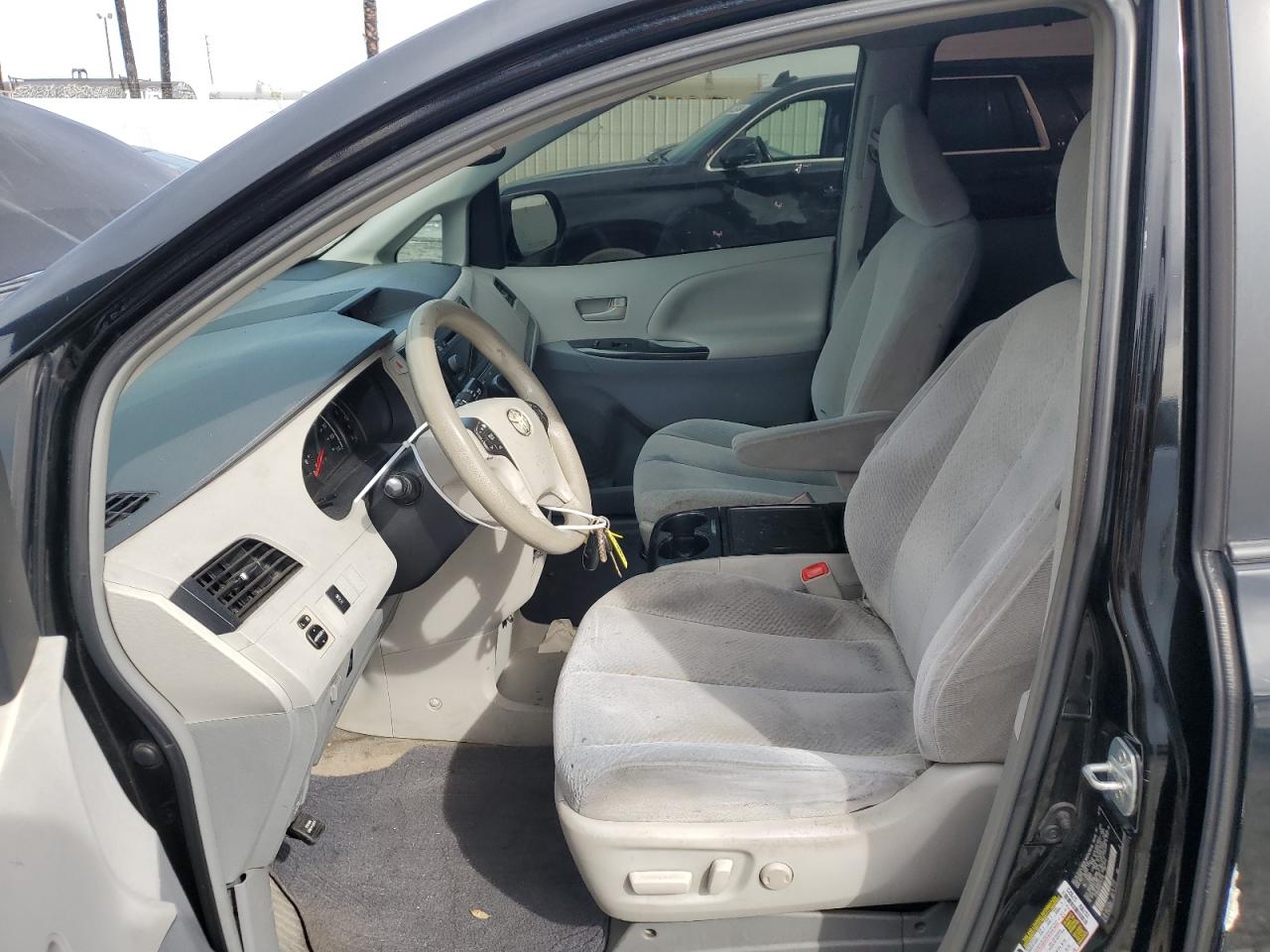 Photo 6 VIN: 5TDKK3DCXCS267706 - TOYOTA SIENNA 