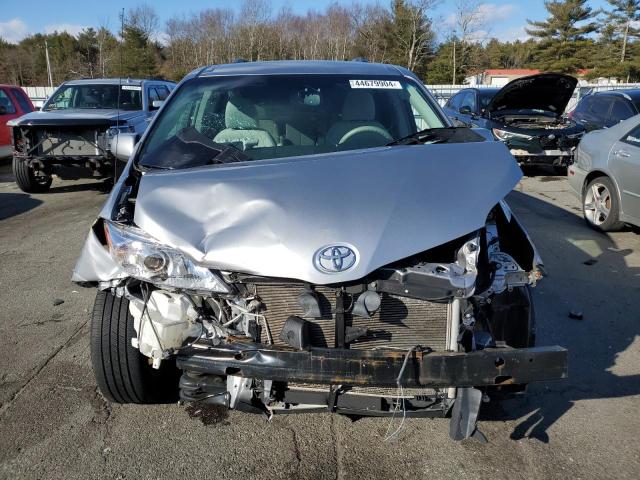 Photo 4 VIN: 5TDKK3DCXDS283499 - TOYOTA SIENNA LE 