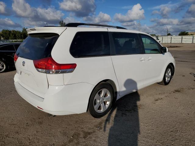 Photo 2 VIN: 5TDKK3DCXDS297676 - TOYOTA SIENNA LE 