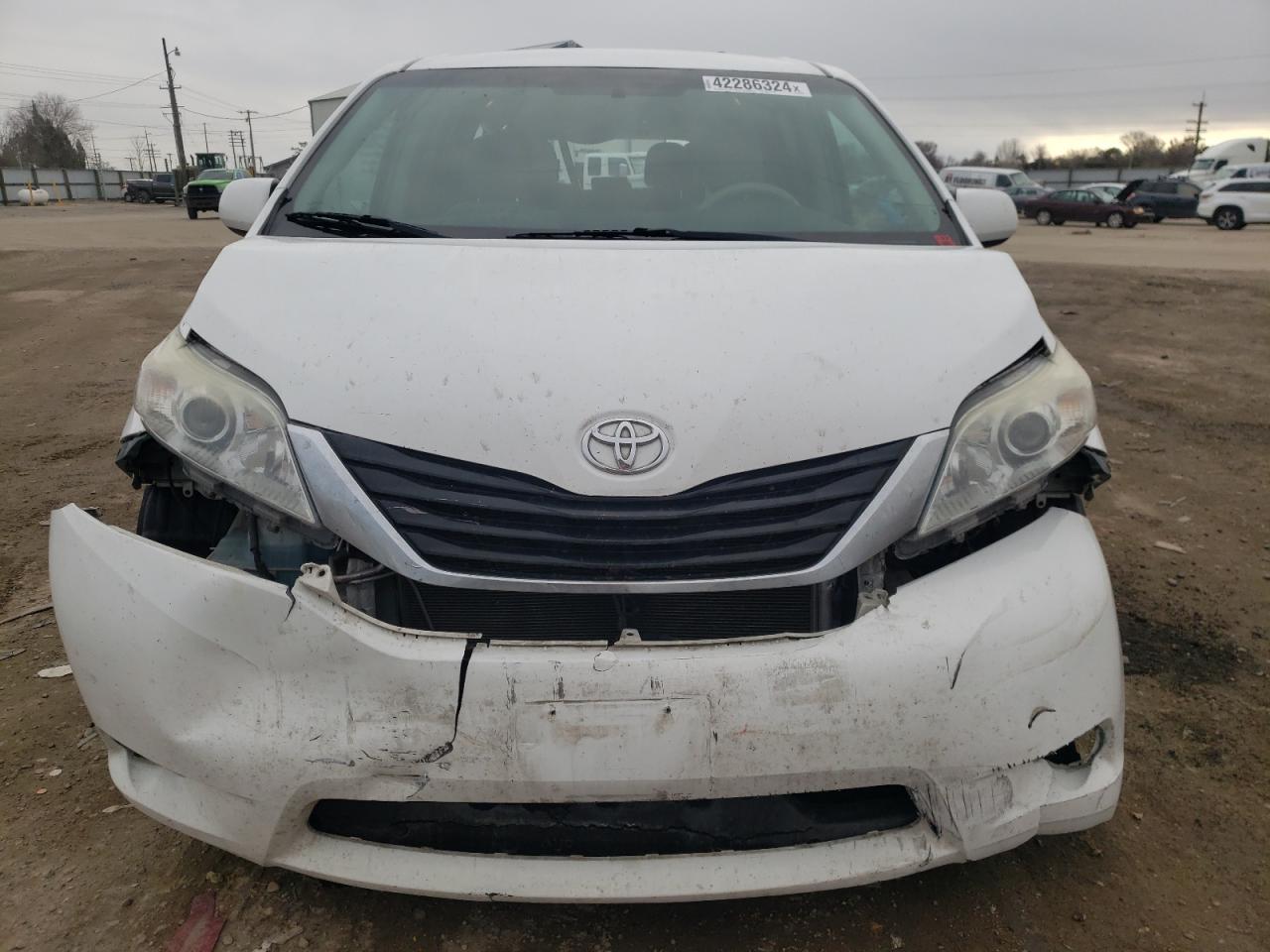 Photo 4 VIN: 5TDKK3DCXDS354359 - TOYOTA SIENNA 