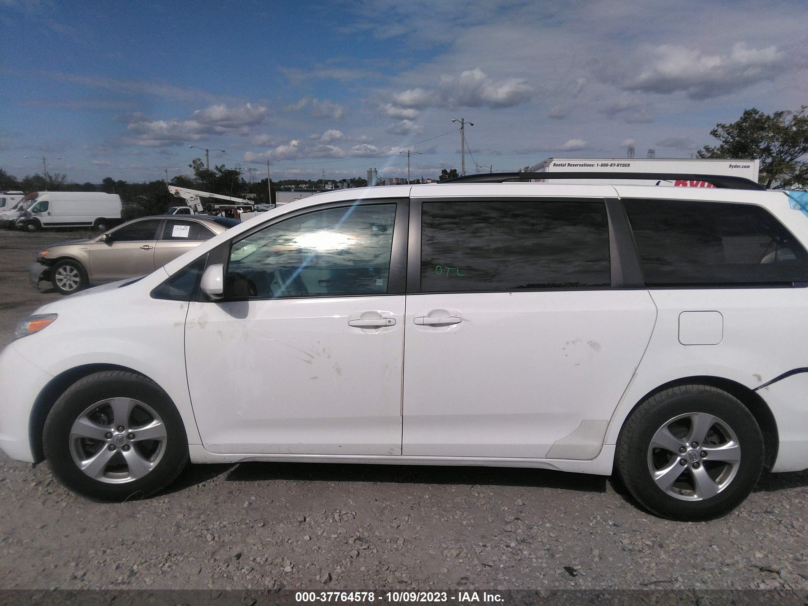 Photo 13 VIN: 5TDKK3DCXDS392609 - TOYOTA SIENNA 