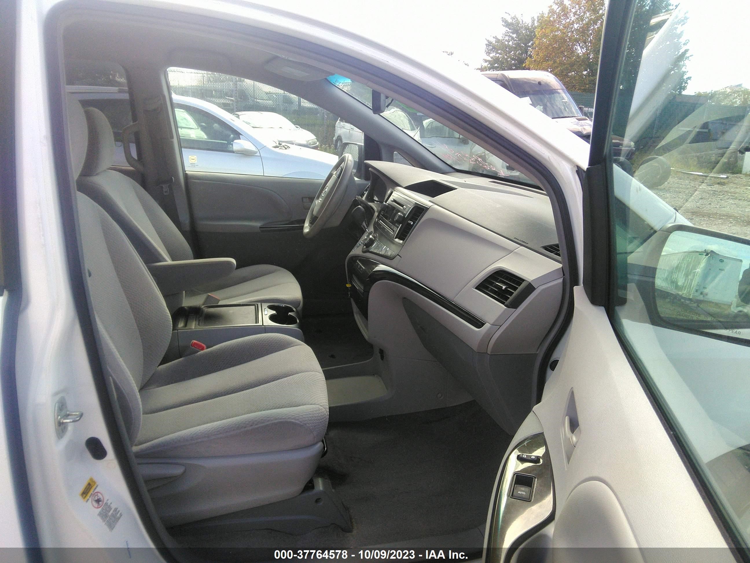 Photo 4 VIN: 5TDKK3DCXDS392609 - TOYOTA SIENNA 