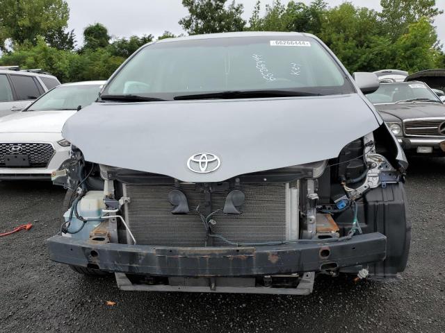 Photo 4 VIN: 5TDKK3DCXDS392674 - TOYOTA SIENNA LE 