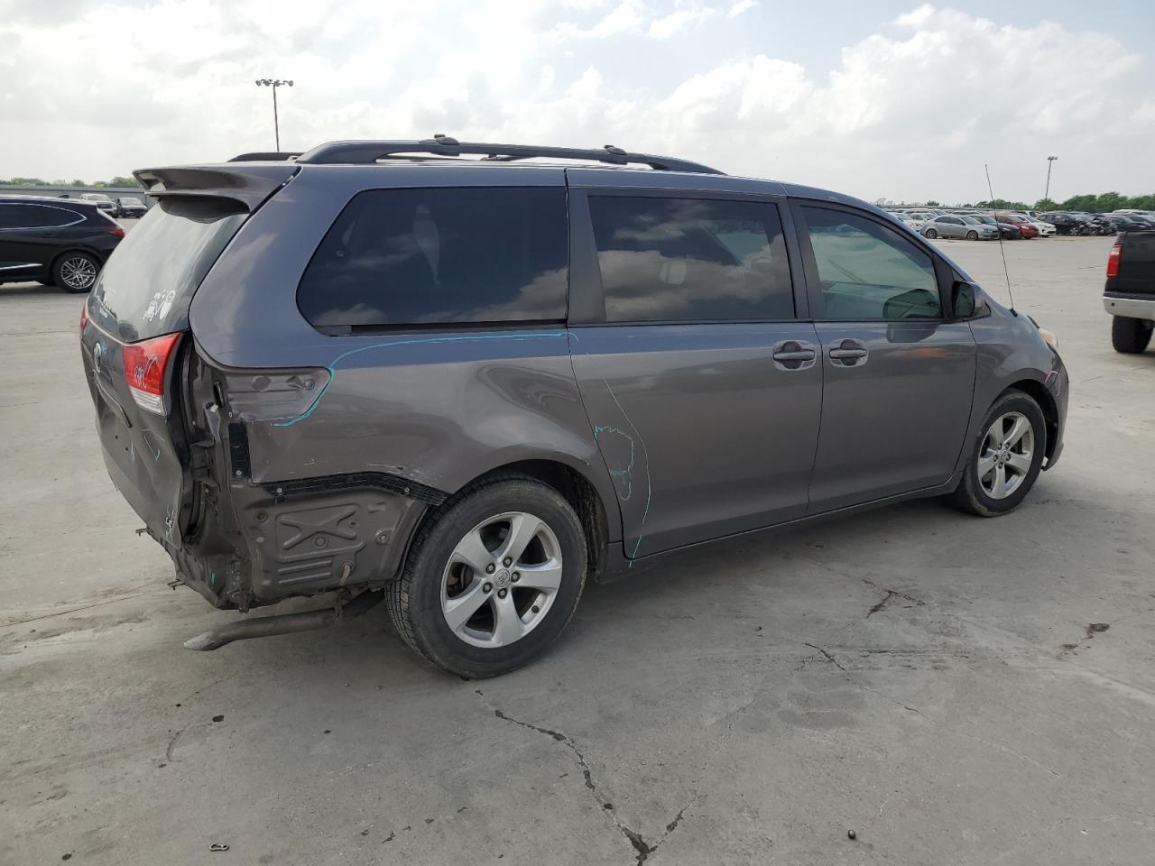 Photo 2 VIN: 5TDKK3DCXES420989 - TOYOTA SIENNA 