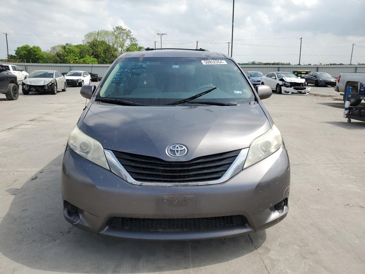 Photo 4 VIN: 5TDKK3DCXES420989 - TOYOTA SIENNA 