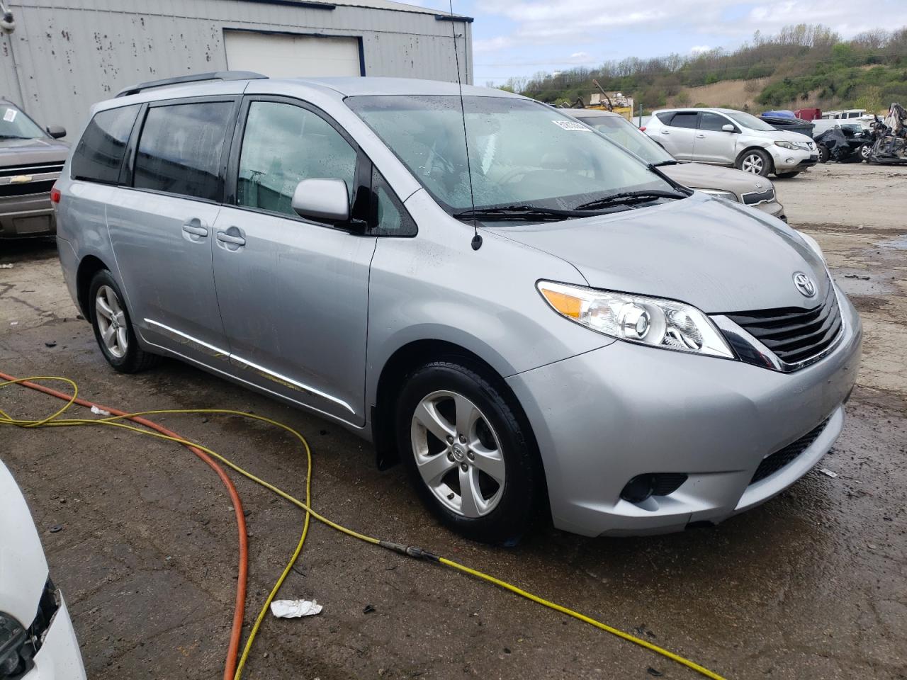 Photo 3 VIN: 5TDKK3DCXES446654 - TOYOTA SIENNA 