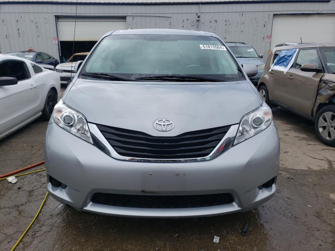 Photo 4 VIN: 5TDKK3DCXES446654 - TOYOTA SIENNA 