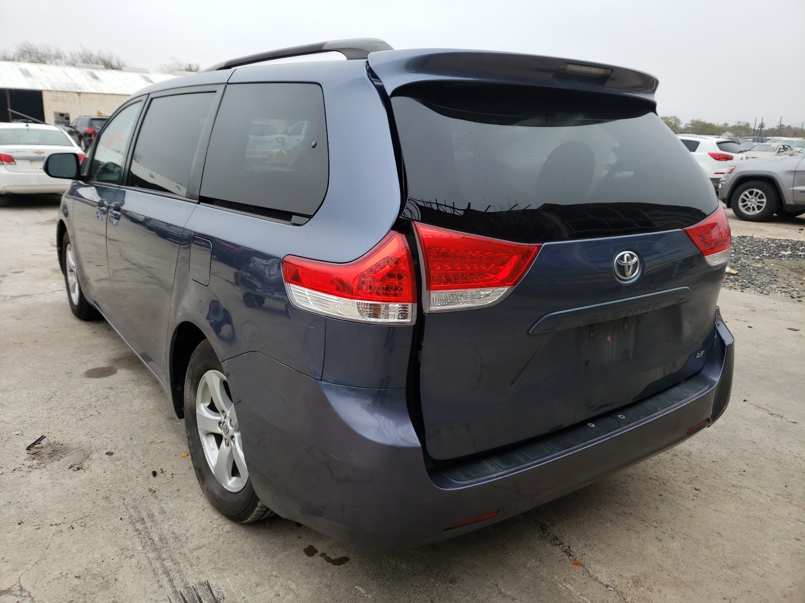 Photo 2 VIN: 5TDKK3DCXES471621 - TOYOTA SIENNA LE 