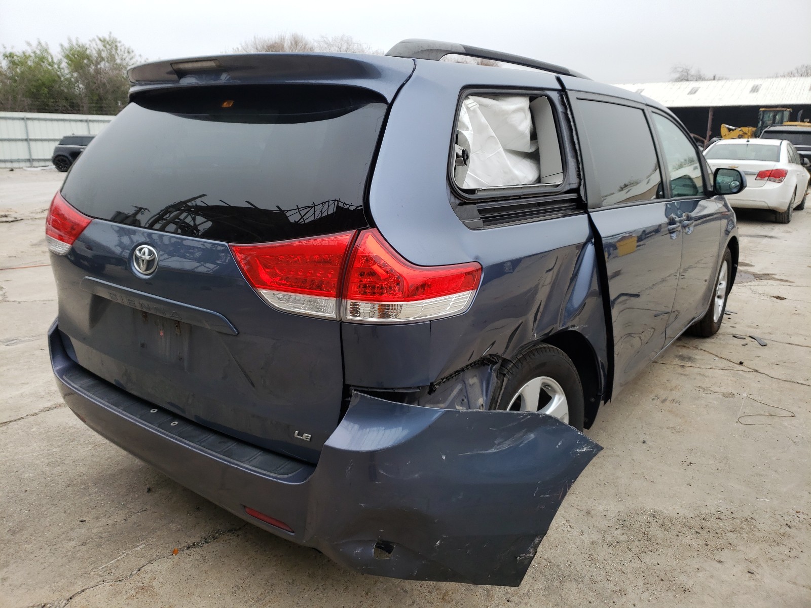 Photo 3 VIN: 5TDKK3DCXES471621 - TOYOTA SIENNA LE 