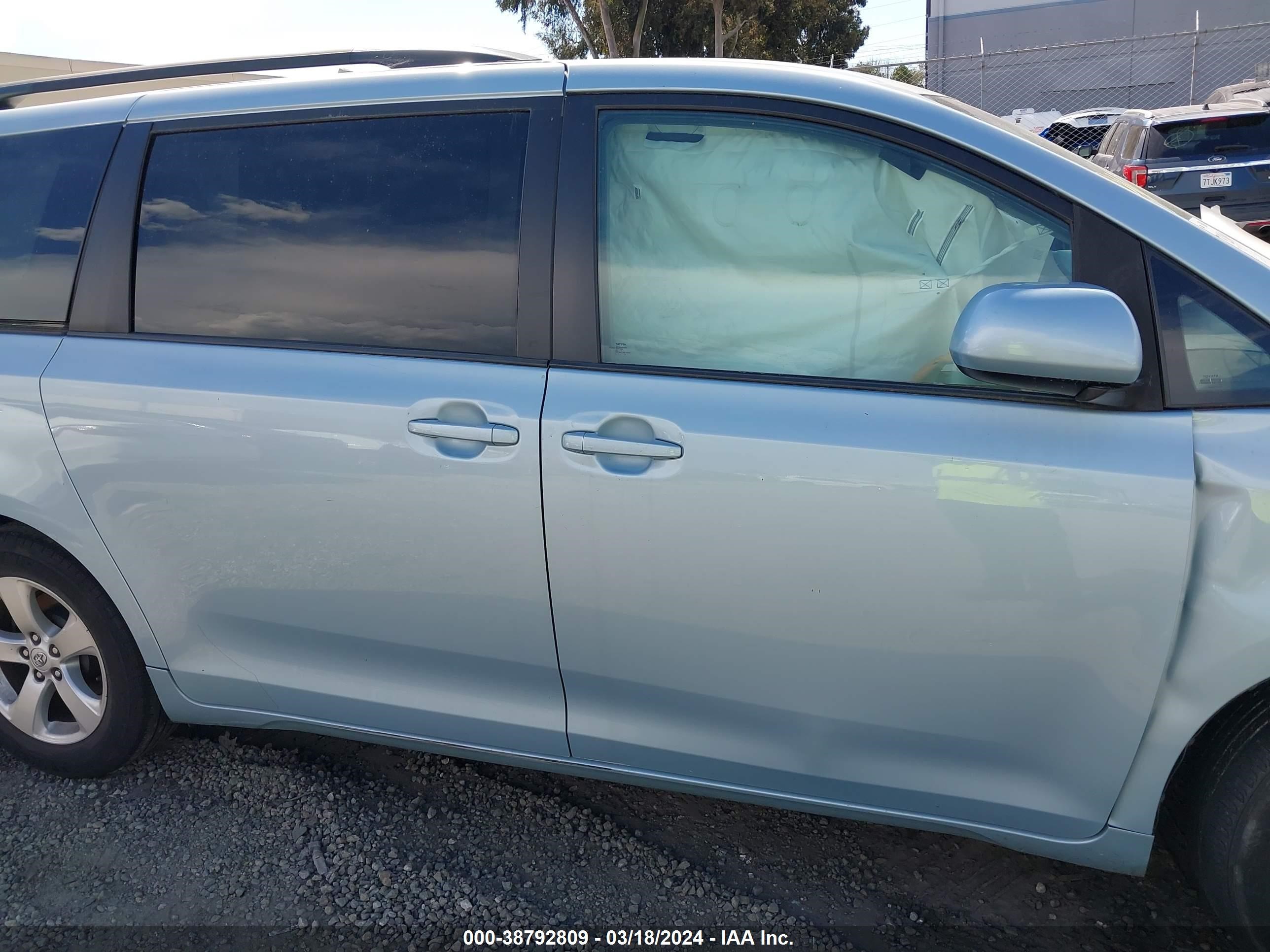 Photo 13 VIN: 5TDKK3DCXFS535738 - TOYOTA SIENNA 