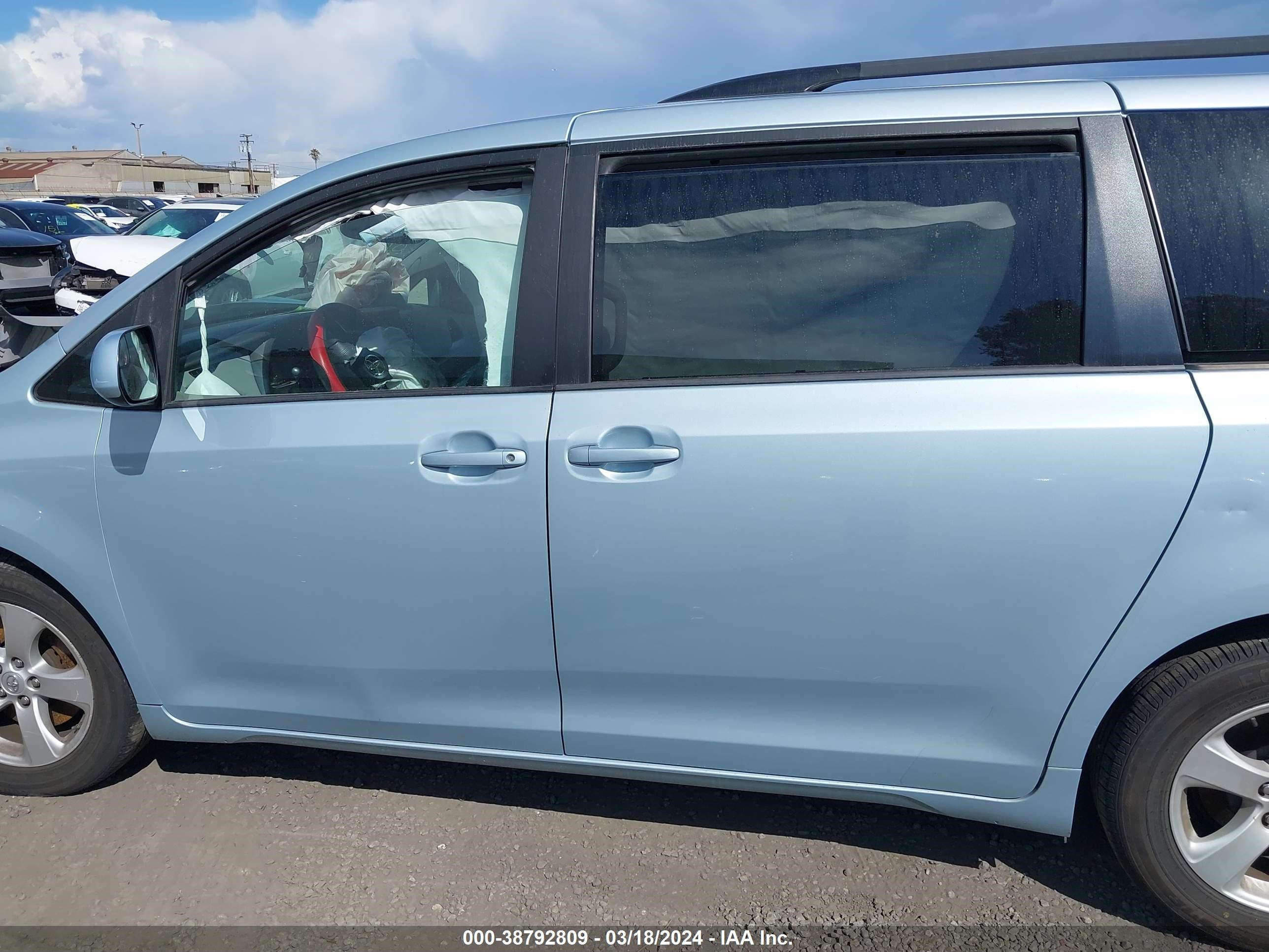 Photo 14 VIN: 5TDKK3DCXFS535738 - TOYOTA SIENNA 